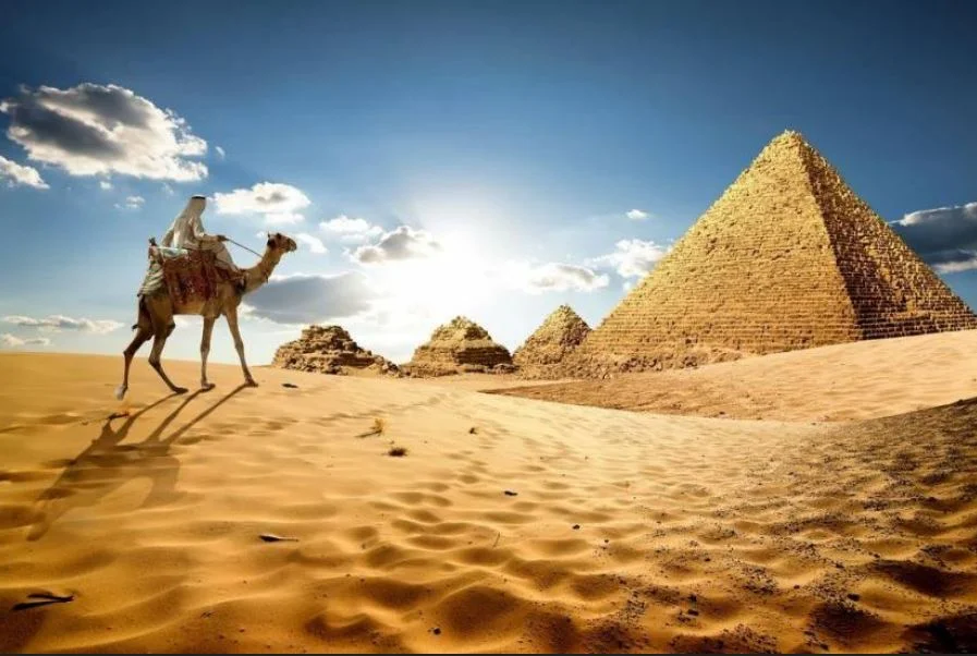 بحث عن بناء الأهرامات