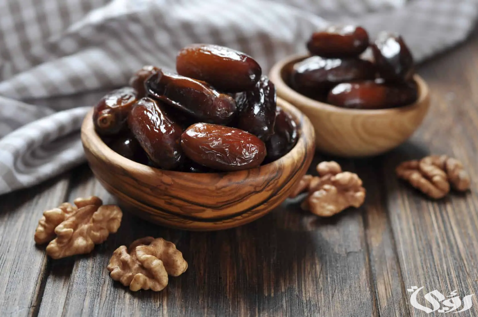 تفسير رؤية الميت يأكل تمر