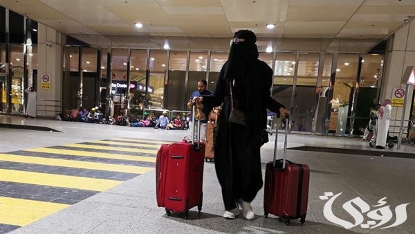 هل يلزم تصريح سفر من ولي الأمر للزوجة أو الابنه فوق 22 سنة