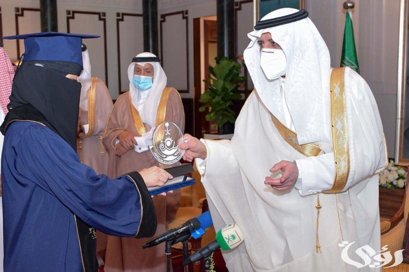 أمير تبوك للفائزين بجائزة التفوق العلمي والتميز: لديكم طموح ونفتخر بكم