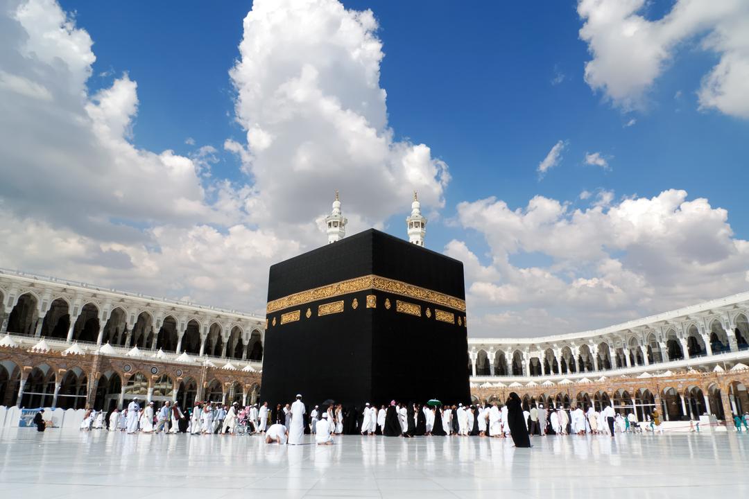 السعودية تعلن بدء إصدار تأشيرات العمرة: فرصة جديدة للراغبين في أداء المناسك