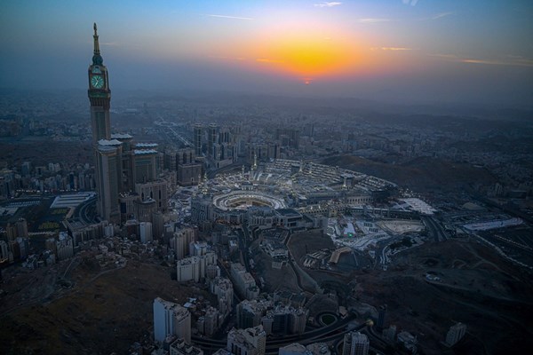 السعودية تُعلن عن بدء موسم العمرة الجديد وإصدار تأشيرات للمعتمرين من الخارج