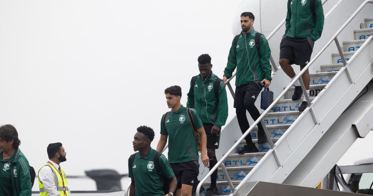 بعثة السعودية تصل أميركا استعدادًا للمشاركة في الكأس الذهبية: آمال وطموحات جديدة