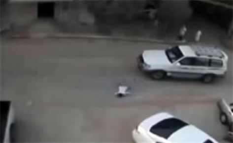 حادثة مؤلمة في السعودية: سيارة تدهس طفلاً في مشهد مروع - فيديو حصري