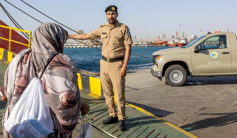 حرس الحدود يُبسط إجراءات مغادرة ضيوف الرحمن عبر ميناء جدة الإسلامي: تسهيلات جديدة لخدمة الحجاج