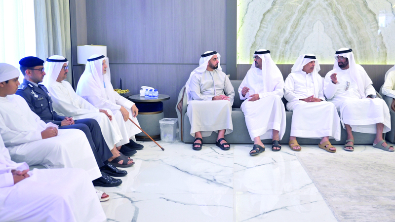 سيف بن زايد يقدم واجب العزاء في وفاة والدة راشد ثاني المطروشي: تعبير عن التعاطف والمواساة