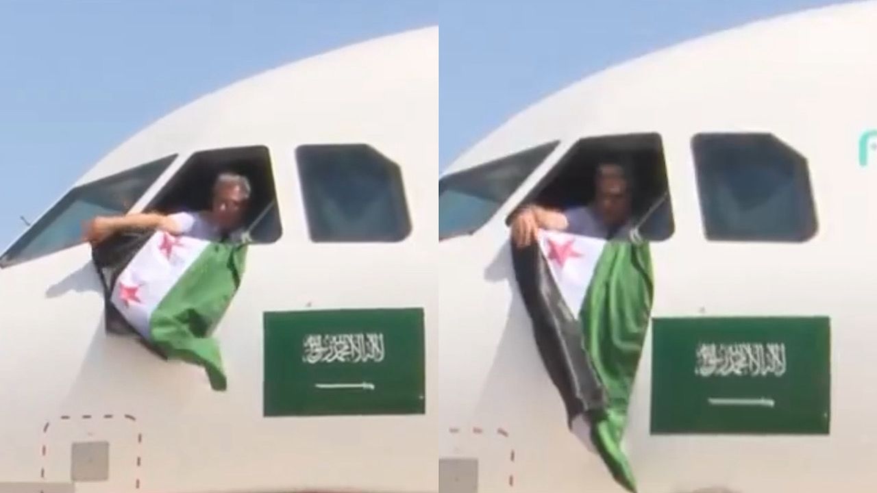 قائد طائرة 'فلاي ناس' السعودية يرفع علم سوريا في لحظة مؤثرة لدى وصوله إلى دمشق - شاهد الفيديو!