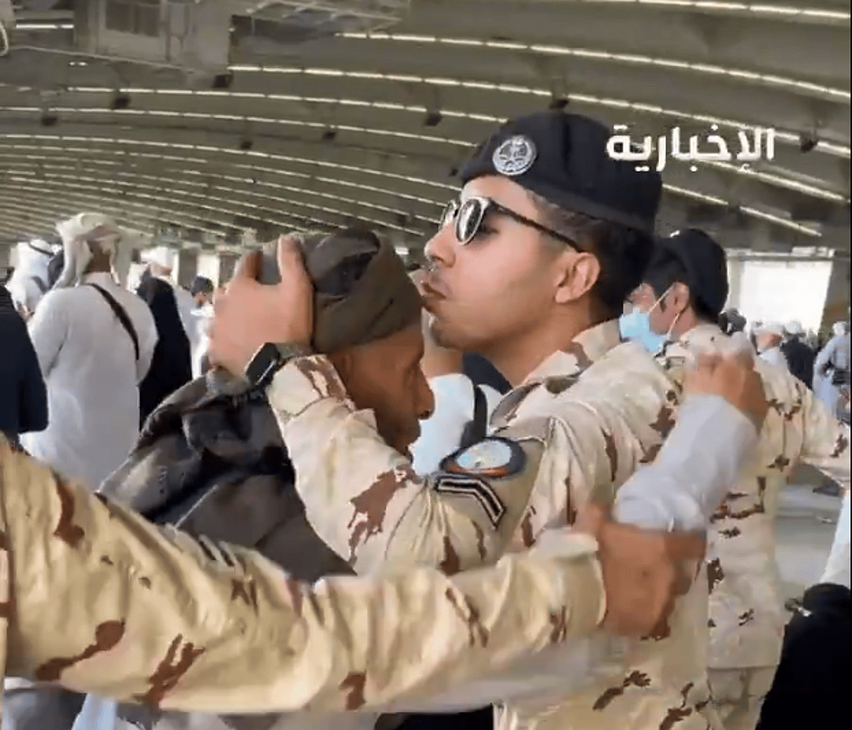 لحظة إنسانية مؤثرة: قبلة على الجبين بين قوات الطوارئ والحجاج