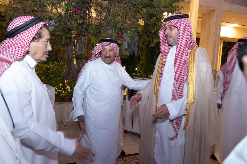 محافظ جدة يقدم تعازيه لأسرة السميري في وفاة فقيدهم: لحظات إنسانية مؤثرة