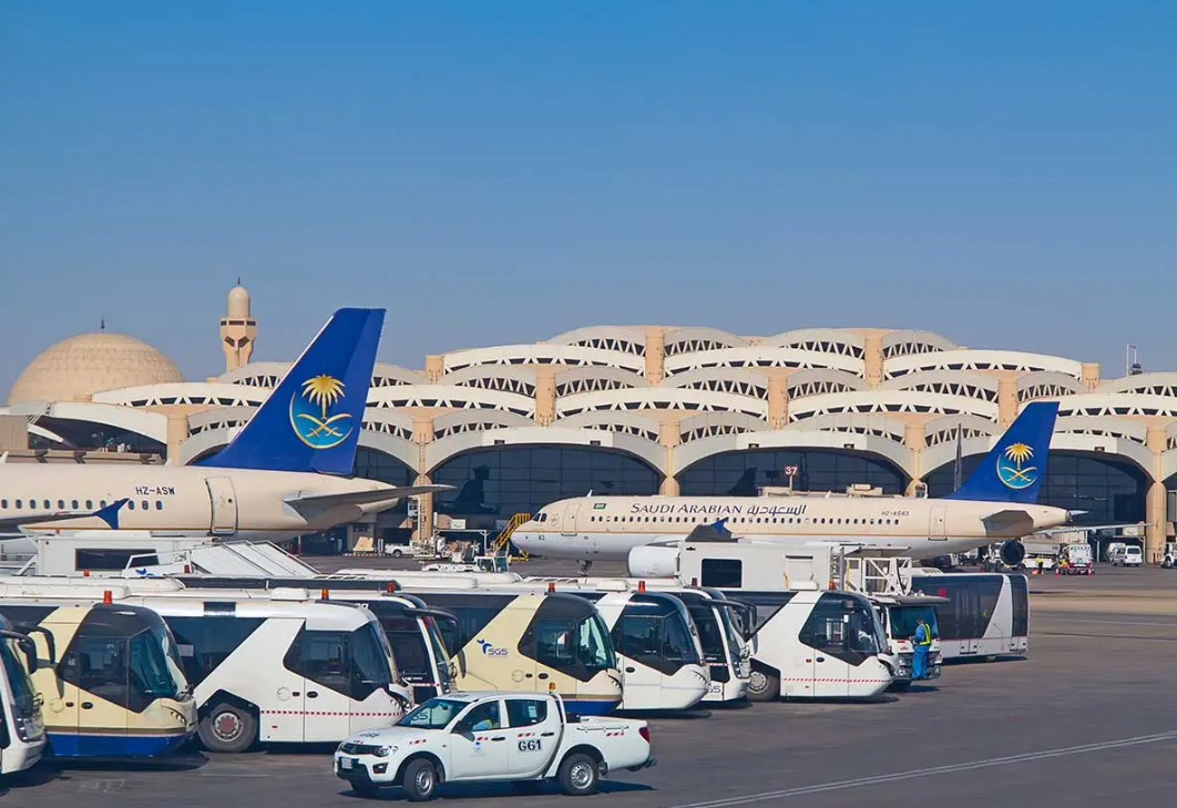 مطارات السعودية تحث المسافرين على التحقق من حالة رحلاتهم لضمان تجربة سفر سلسة