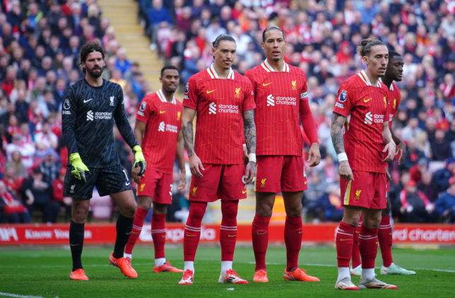 نجم ليفربول يطالب بضم أفضل مدافع عالمي لتعزيز صفوف الفريق