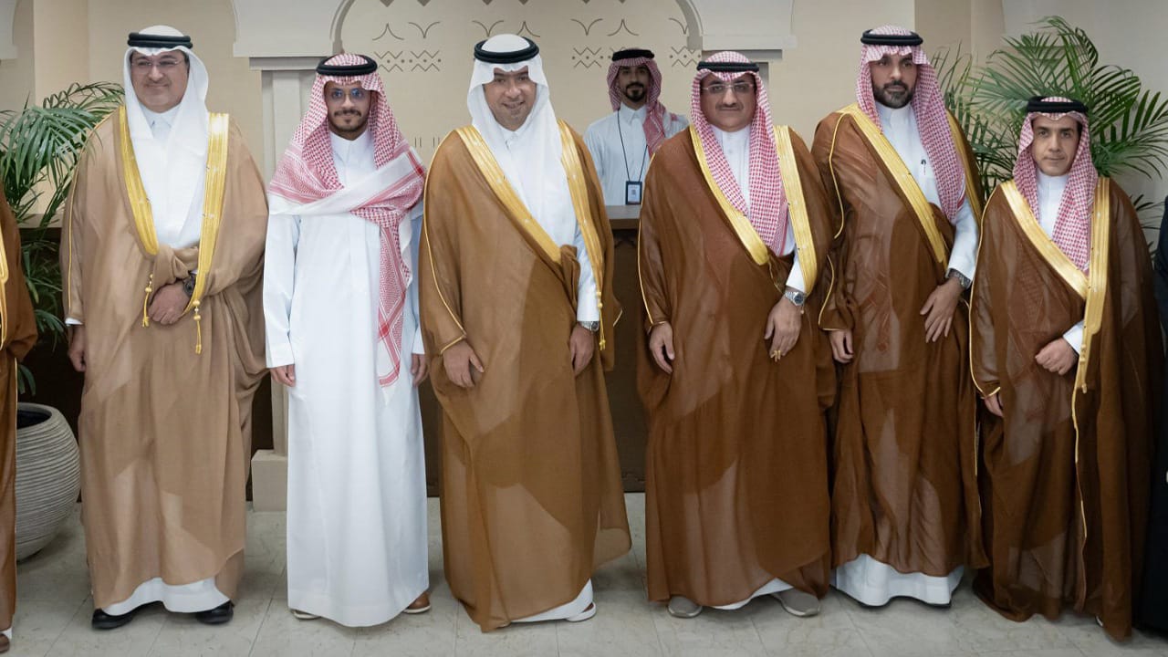 الحقيل يزور استوديو الأحساء التصميمي ويثني على الابتكار في العمارة السعودية - شاهد الفيديو الحصري!