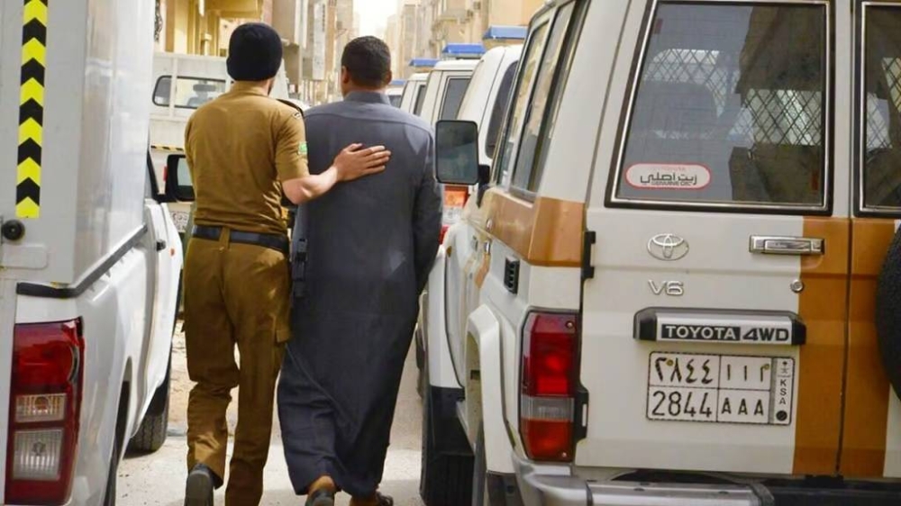 "القبض على 37 شخصًا متورطًا في شبكة دعم المخالفين: تفاصيل حصرية تكشف المستور!"
