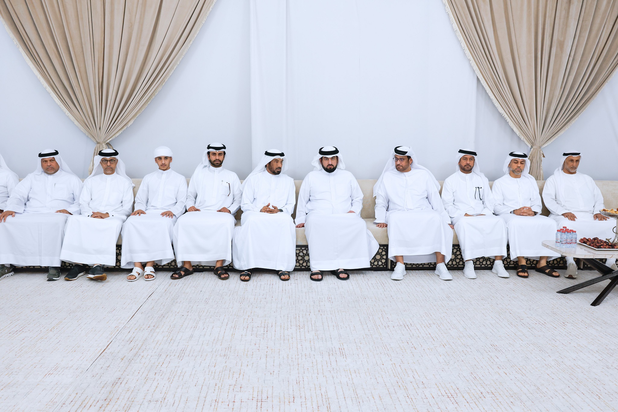 أحمد بن محمد يشارك في مراسم عزاء إبراهيم عيسى بو حميد: لحظات مؤثرة تعكس عمق العلاقات الإنسانية