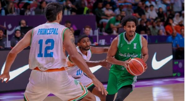 السعودية تحقق انتصاراً مثيراً على الهند في بطولة كأس آسيا لكرة السلة