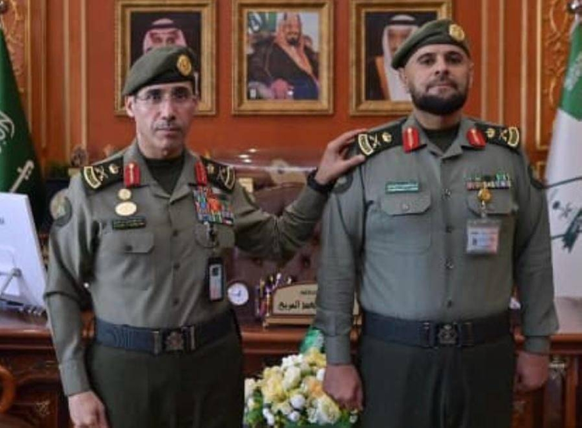 مدير عام الجوازات يكرم اللواء الزهراني بتقليده رتبته الجديدة في احتفال رسمي بالرياض