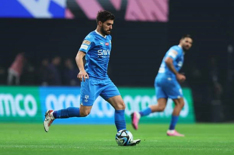 نيفز يعود إلى تدريبات الهلال بعد انتهاء إجازته الصيفية لتعزيز صفوف الفريق