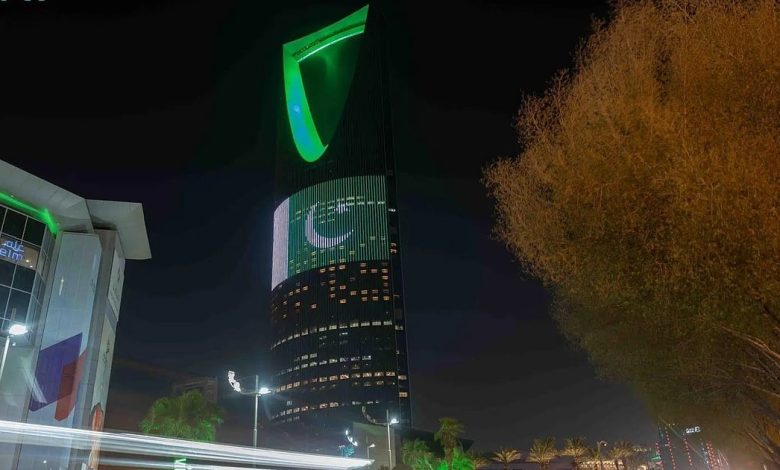 أبراج مدن المملكة تتألق بعلمي السعودية وباكستان احتفالاً بتوقيع اتفاقية الدفاع الاستراتيجي المشترك بين البلدين