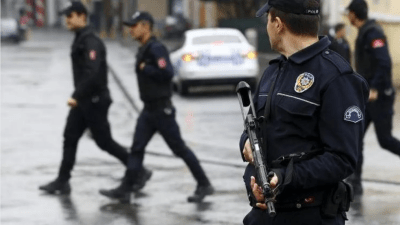 إزمير تحت الصدمة: مقتل شرطيين برصاص مجهولين في حادثة مثيرة للجدل