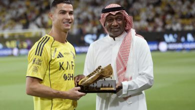 الأسطورة يمنح رونالدو الحذاء الذهبي في لحظة تاريخية