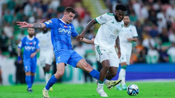 الأهلي يواجه الهلال في كلاسيكو مثير ضمن منافسات الدوري السعودي