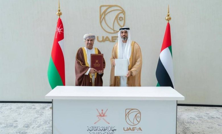 <p><strong>"الإمارات وعُمان تتعاونان لتعزيز الرقابة: شراكة جديدة تفتح آفاقاً واسعة للتنمية"</strong></p> 1 "الإمارات وعُمان تتعاونان لتعزيز الرقابة: شراكة جديدة تفتح آفاقاً واسعة للتنمية"