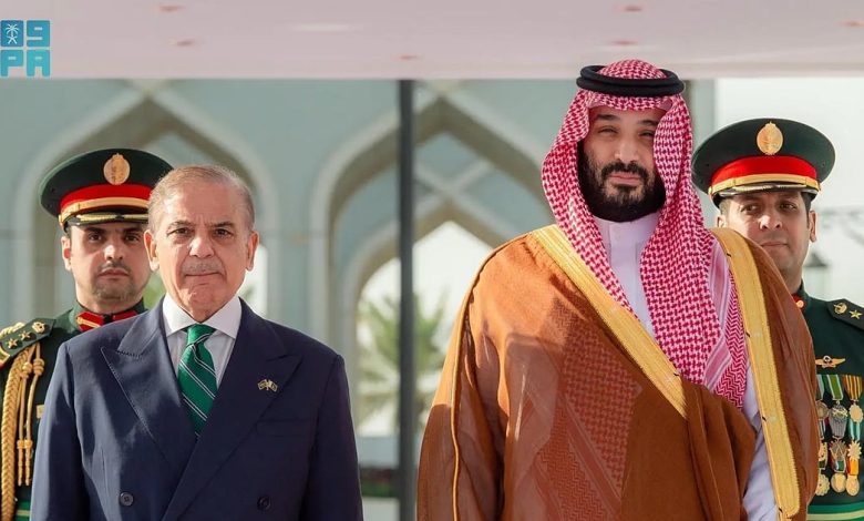 السعودية وباكستان تعلنان عن توقيع اتفاقية الدفاع الإستراتيجي خلال زيارة رئيس وزراء إسلام آباد 1 السعودية وباكستان تعلنان عن توقيع اتفاقية الدفاع الإستراتيجي خلال زيارة رئيس وزراء إسلام آباد