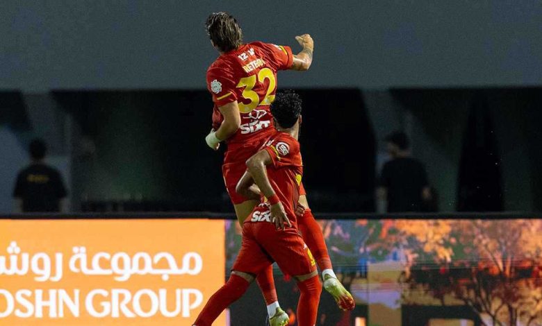 القادسية يتصدر الدوري السعودي مؤقتًا بعد انتصاره على الخليج