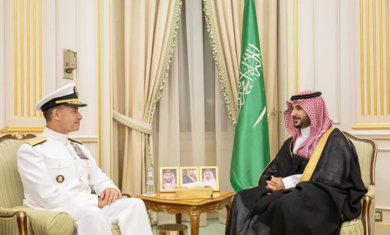 خالد بن سلمان وكوبر يتبادلان الآراء حول التطورات الراهنة في المنطقة