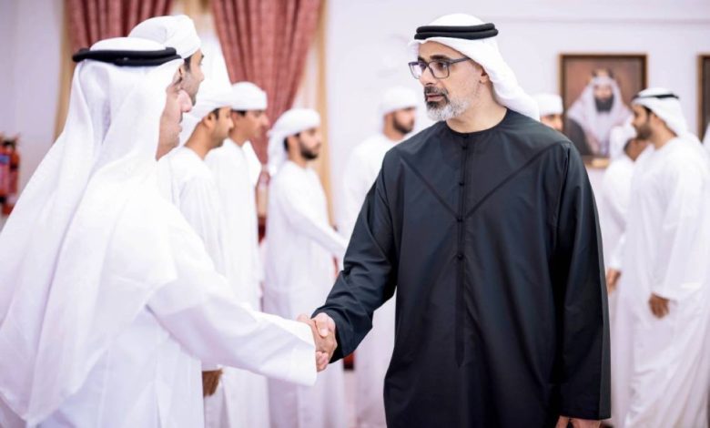 خالد بن محمد يقدم تعازيه القلبية في وفاة سعيد النيادي: لحظات مؤثرة في وداع الراحل 1 خالد بن محمد يقدم تعازيه القلبية في وفاة سعيد النيادي: لحظات مؤثرة في وداع الراحل