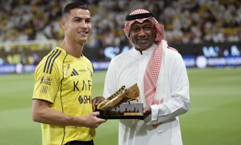 رونالدو يتسلم الحذاء الذهبي من أسطورة كرة القدم في حدث تاريخي