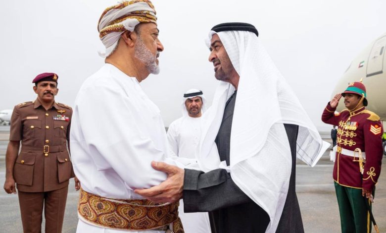 "زيارة تاريخية: محمد بن زايد يصل صلالة وسط استقبال رسمي حافل من سلطان عمان"