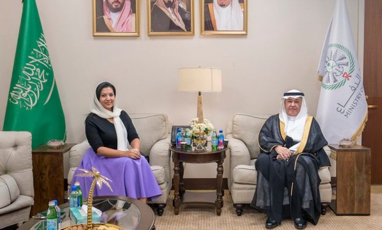 سفيرة خادم الحرمين الشريفين في واشنطن تتفقد الملحقية العسكرية السعودية وتعزز العلاقات الثنائية