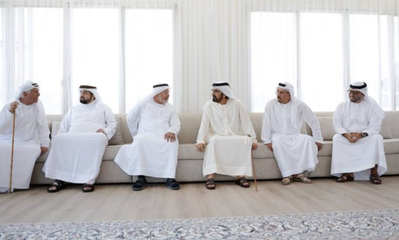 محمد بن راشد يشارك في تقديم واجب العزاء لأسرة حسين بن عبدالرحمن خانصاحب: لحظات إنسانية تلامس القلوب