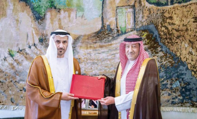 <p><strong>"مطر سالم الظاهري يقدم أوراق اعتماده سفيراً جديداً للإمارات في السعودية: بداية عهد دبلوماسي جديد!"</strong></p> 1 "مطر سالم الظاهري يقدم أوراق اعتماده سفيراً جديداً للإمارات في السعودية: بداية عهد دبلوماسي جديد!"