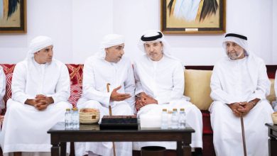هزاع بن زايد يقدم تعازيه القلبية في وفاة سعيد النيادي: لحظات مؤثرة في وداع الراحل