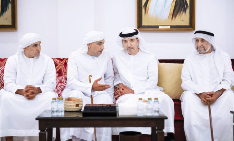 هزاع بن زايد يقدم تعازيه القلبية في وفاة سعيد النيادي: لحظات مؤثرة في وداع الراحل