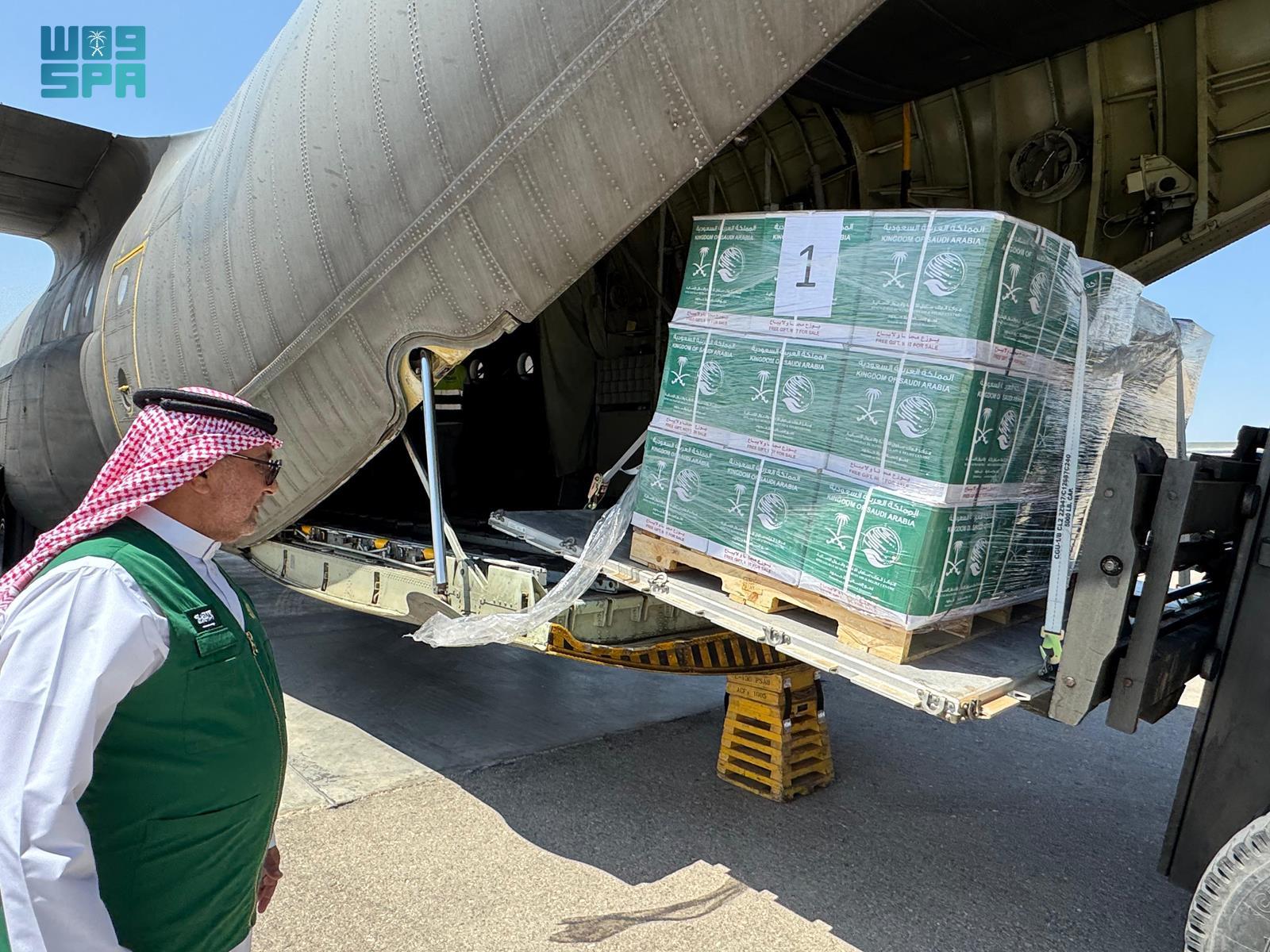 وصول الطائرة السعودية الـ61 محملة بالمساعدات الإنسانية إلى مطار العريش الدولي لدعم الشعب الفلسطيني في قطاع غزة 1 وصول الطائرة السعودية الـ61 محملة بالمساعدات الإنسانية إلى مطار العريش الدولي لدعم الشعب الفلسطيني في قطاع غزة