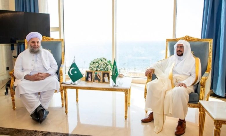 آل الشيخ يلتقي عضو مجلس الشيوخ الباكستاني لبحث تعزيز التعاون في خدمة العمل الإسلامي - تفاصيل حصرية 1 آل الشيخ يلتقي عضو مجلس الشيوخ الباكستاني لبحث تعزيز التعاون في خدمة العمل الإسلامي - تفاصيل حصرية