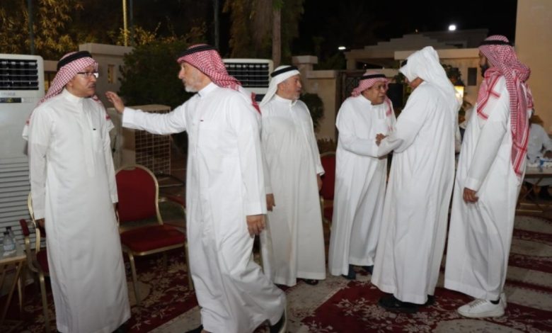 آل باعشن يفتحون أبوابهم لاستقبال المعزين في فقيدتهم: لحظات مؤثرة تعكس قيم العزاء والتضامن 1 آل باعشن يفتحون أبوابهم لاستقبال المعزين في فقيدتهم: لحظات مؤثرة تعكس قيم العزاء والتضامن