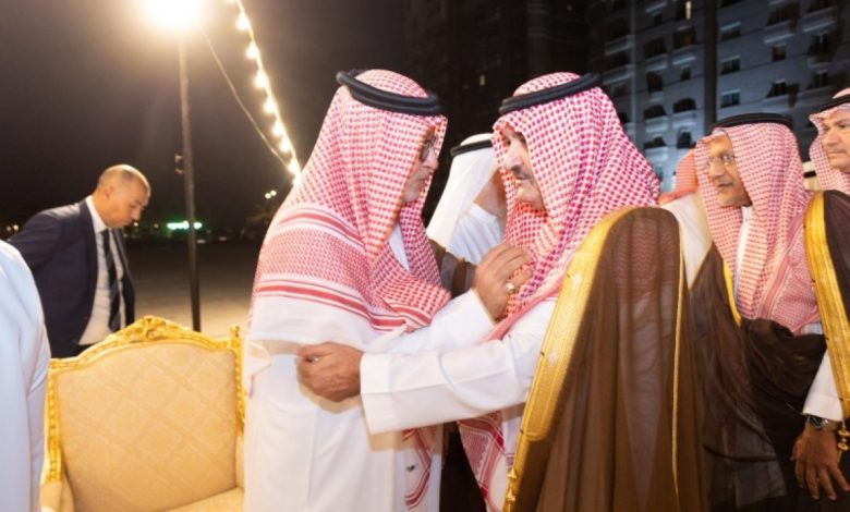 أمراء المملكة يقدمون تعازيهم لأسرة نصيف في وفاة فقيدها: لحظات مؤثرة تعكس الروابط الإنسانية 1 أمراء المملكة يقدمون تعازيهم لأسرة نصيف في وفاة فقيدها: لحظات مؤثرة تعكس الروابط الإنسانية