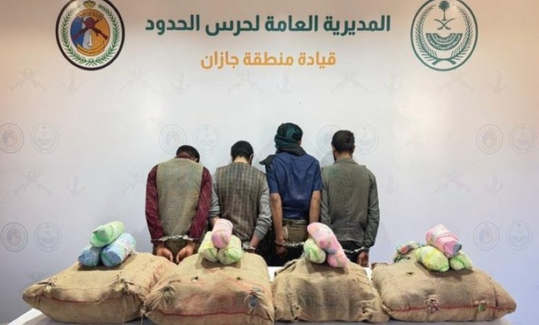 <p><strong>"أمن جازان يضبط 4 مهربين بحوزتهم 72 كيلوغرامًا من القات المخدر في عملية نوعية"</strong></p> 1 "أمن جازان يضبط 4 مهربين بحوزتهم 72 كيلوغرامًا من القات المخدر في عملية نوعية"