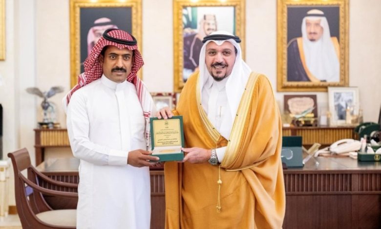 أمير القصيم يكرّم مواطناً شجاعاً أنقذ مركبة مشتعلة في القوارة