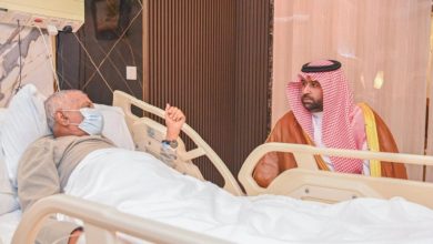 أمير جازان ونائبه يزوران الأديب إبراهيم مفتاح للاطمئنان على صحته: تفاصيل حصرية