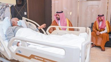أمير جازان يزور الأديب إبراهيم مفتاح ويطمئن على صحته في لفتة إنسانية مميزة