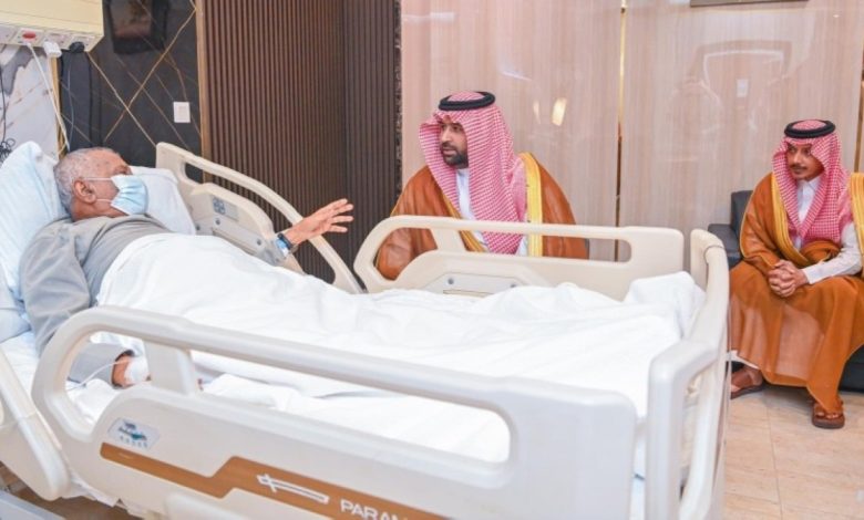 <p><strong>أمير جازان يزور الأديب إبراهيم مفتاح ويطمئن على صحته في لفتة إنسانية مميزة</strong></p> 1 أمير جازان يزور الأديب إبراهيم مفتاح ويطمئن على صحته في لفتة إنسانية مميزة