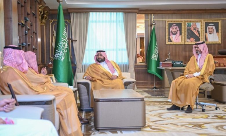 <p><strong>أمير جازان يستقبل رئيس محكمة الاستئناف في زيارة تاريخية تعزز العدالة بالمنطقة</strong></p> 1 أمير جازان يستقبل رئيس محكمة الاستئناف في زيارة تاريخية تعزز العدالة بالمنطقة