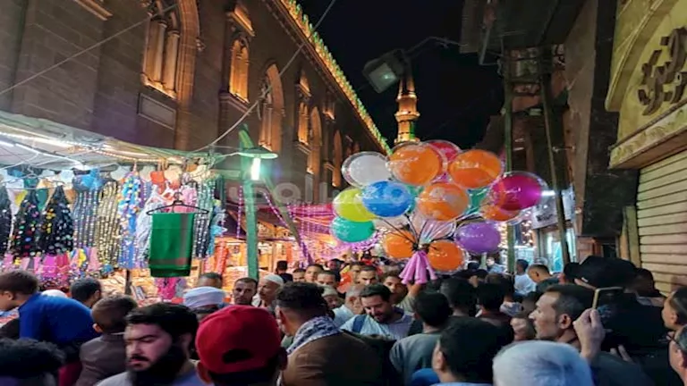 ازدحام غير مسبوق في الليلة الختامية لمولد الإمام الحسين: تفاصيل حصرية من الحدث