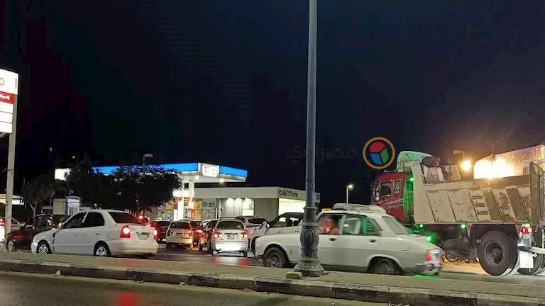 ازدحام غير مسبوق في محطات الوقود بالسويس مع اقتراب زيادة الأسعار – شاهد الفيديو والصور! 1 ازدحام غير مسبوق في محطات الوقود بالسويس مع اقتراب زيادة الأسعار – شاهد الفيديو والصور!