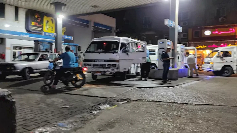 ازدحام غير مسبوق في محطات الوقود قبيل رفع أسعار البنزين: تفاصيل وصور حصرية 1 ازدحام غير مسبوق في محطات الوقود قبيل رفع أسعار البنزين: تفاصيل وصور حصرية